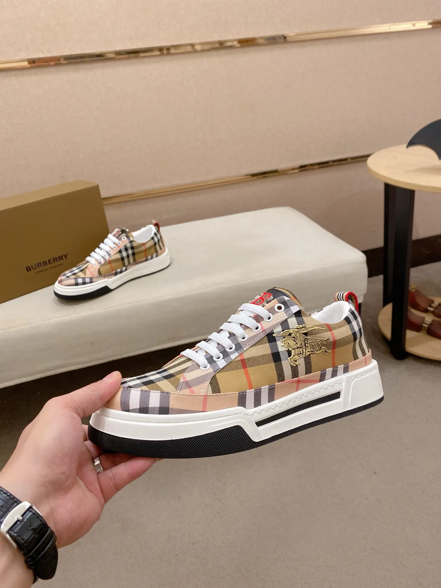 Men's shoes 💰: 420💰🇮🇹🇮🇹BURBERRY's top purchasing agents are available simultaneously at the counter. 🔍🔍On sale at the same time. Positive code number: 38-44 Italian imported first-layer cowhide with fabric. Fully imported sheepskin lining, sole: the original sole is specially provided by the original factory, the exclusive movable molded sole is super comfortable, the original factory follows the order, 🔍🔍high quality, you can go in and out of the counter at will, welcome to compare. Can be customized. 45 non-refundable